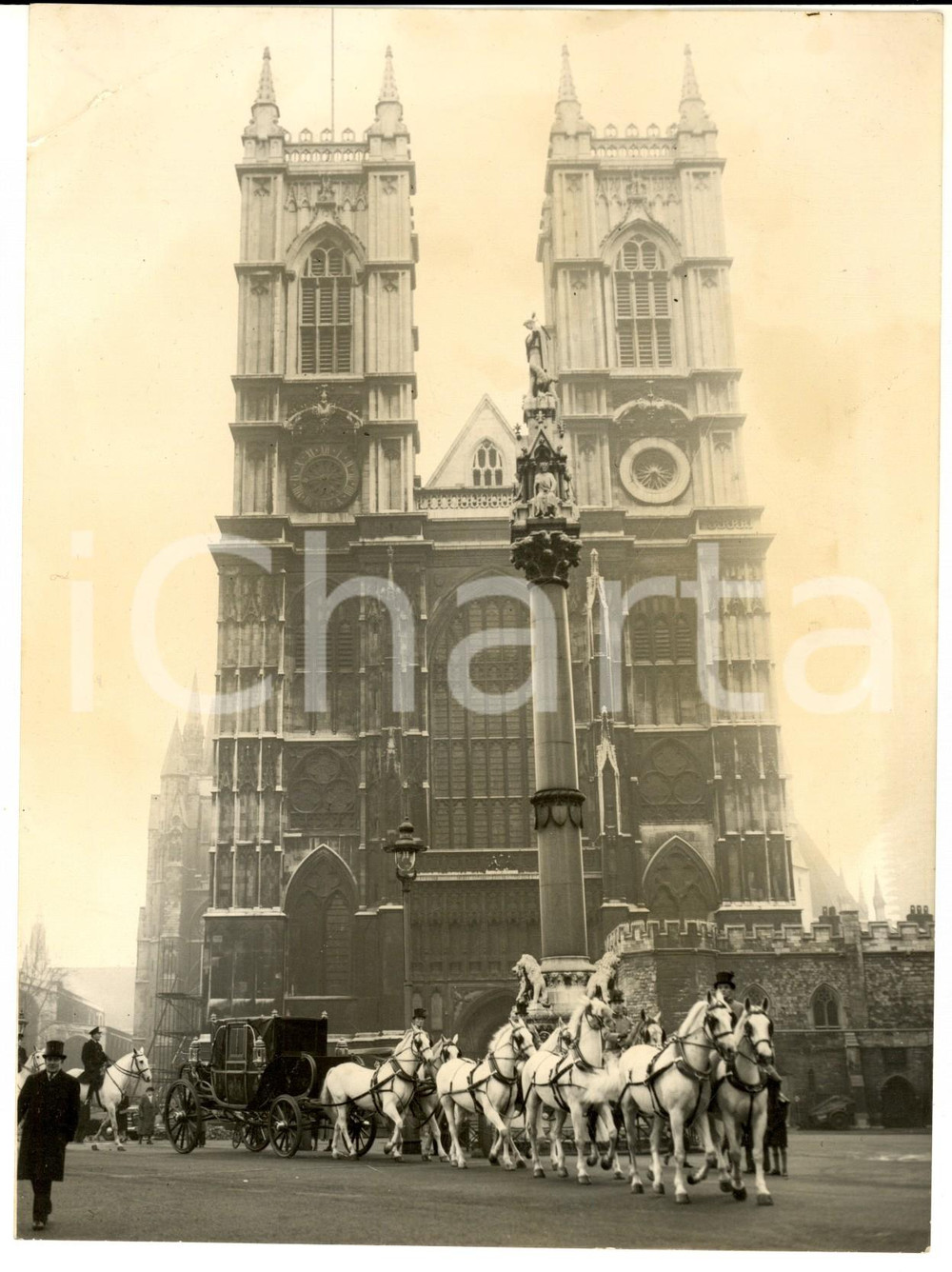 1952 LONDON Westminster Abbey - State Landau during Coronation rehearsal *Foto
