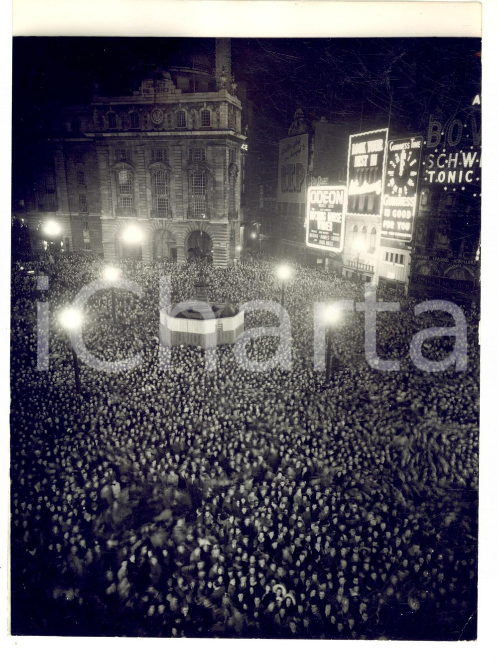 1° gennaio 1950 LONDON PICCADILLY CIRCUS General view of the crowds at midnight