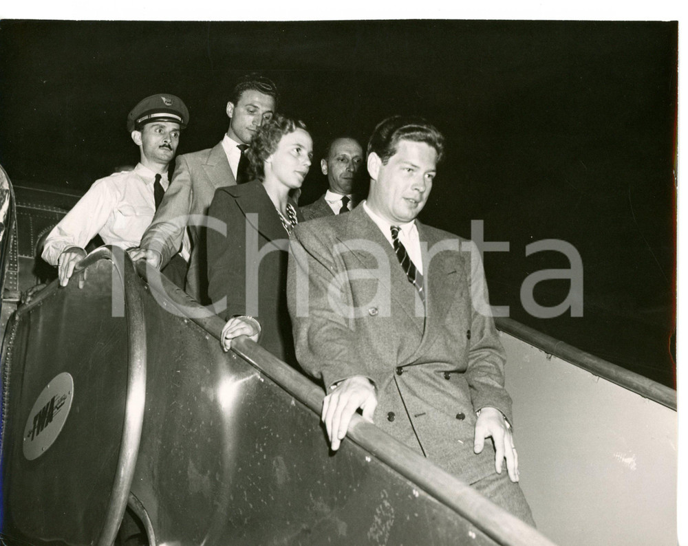1948 ROMA Michele di ROMANIA e Anna di BORBONE all'aeroporto *Foto 21x16 cm