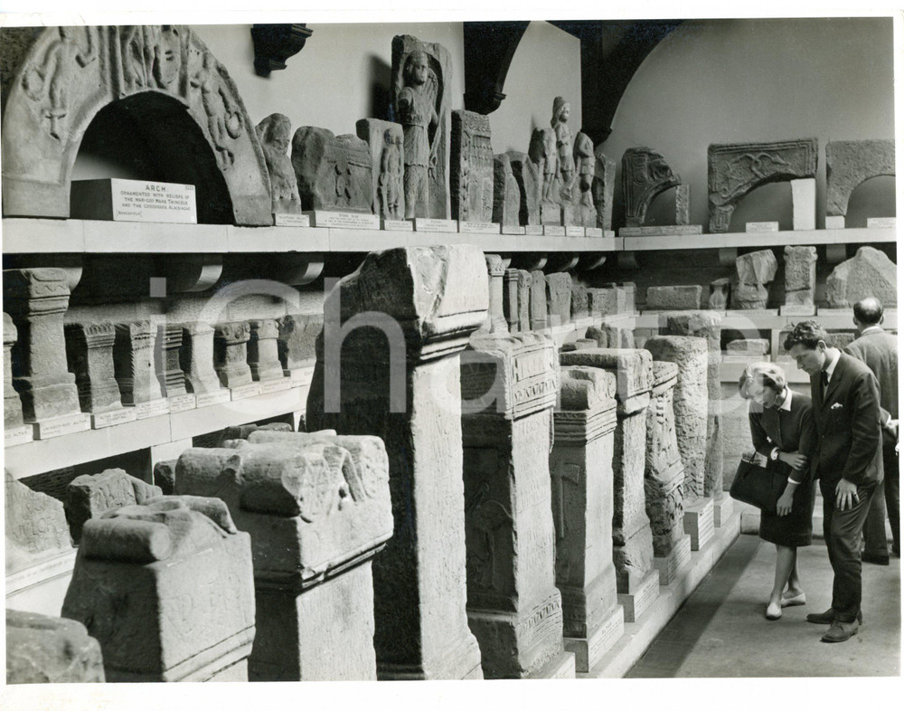 1960 CHESTER Turisti in visita al Museo del Forte - Capitelli romani *Foto 21x16