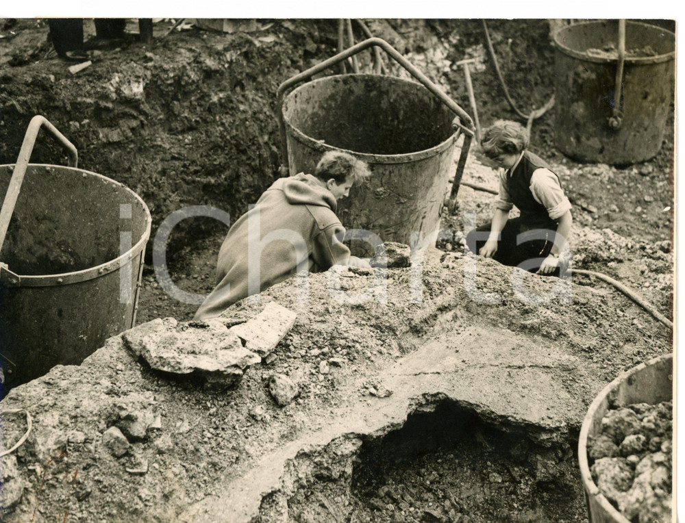 1960 LONDON - WALBROOK Ivor HUME durante scavi archeologici *Foto 21x16 cm