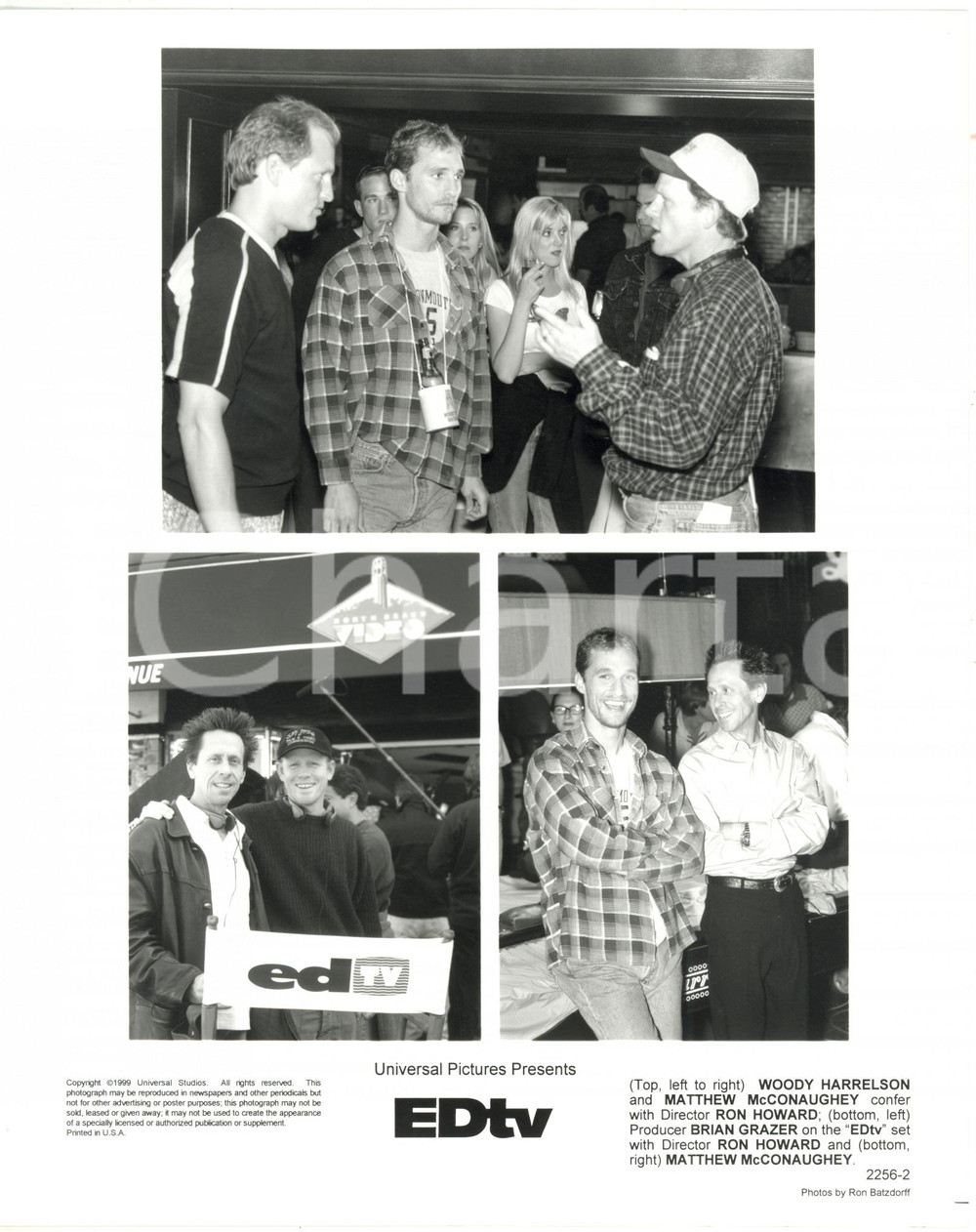 1999 CINEMA "EDtv" Regista Ron HOWARD sul set con Matthew McCONAUGHEY Foto (1) Fotografia di agenzia.Nell'immagine compaiono inoltre Woody Harrelson e il produttore Brian Grazer. CONDIZIONI: G FORMATO: 20x25 cm     originale e autentica 1