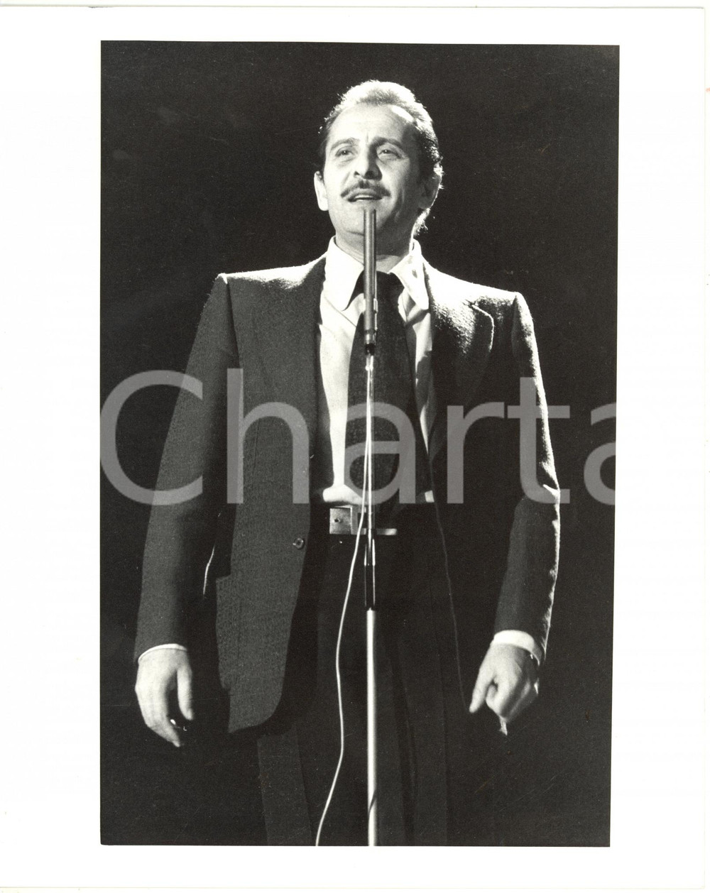 1980 ca MUSICA Ritratto di Domenico MODUGNO durante un concerto *Foto 20x25 cm