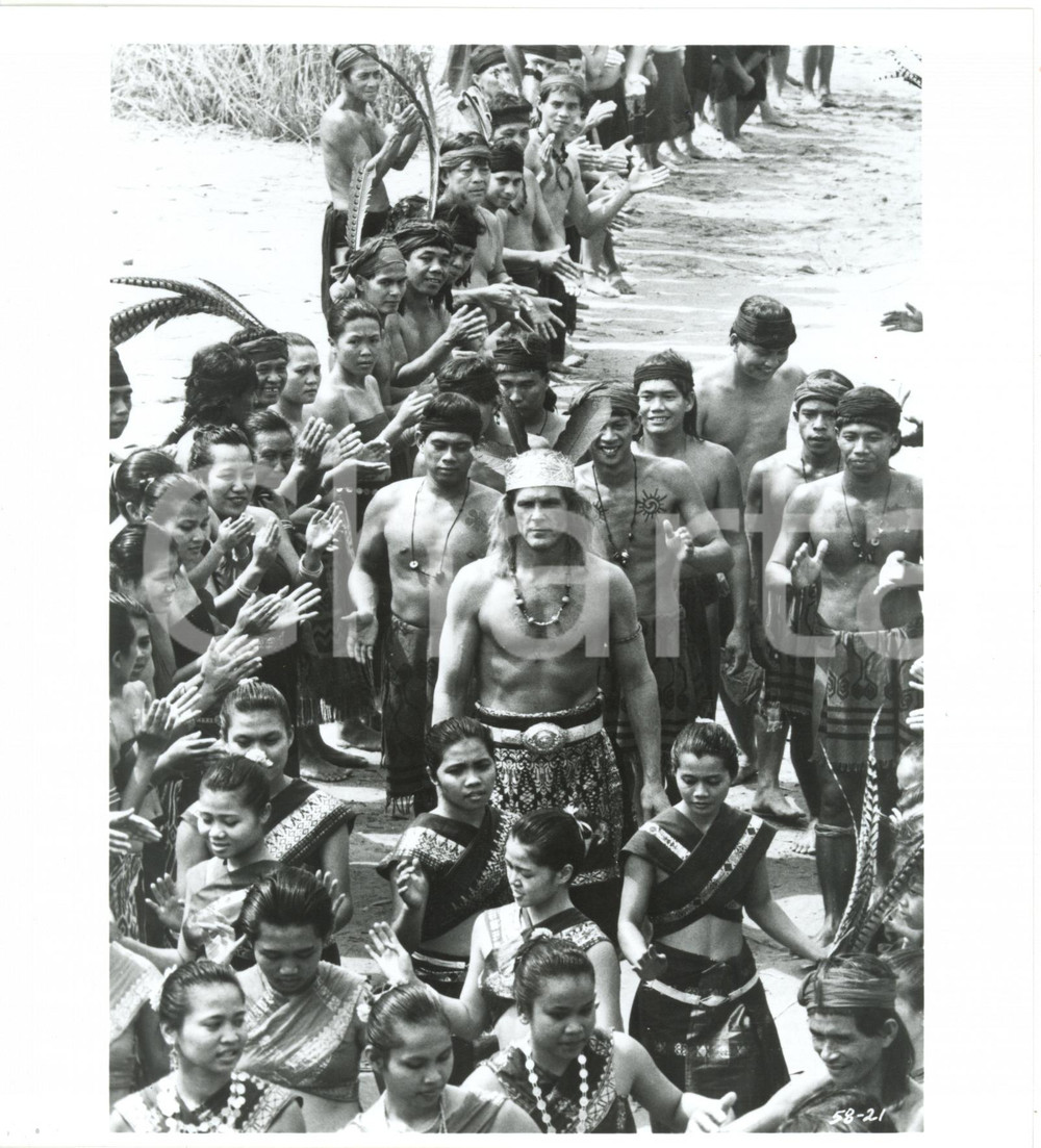 1989 CINEMA "Farewell to the King" Nick NOLTE tra gli indigeni *Foto 20x22 cm