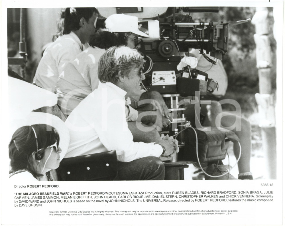 1988 CINEMA Robert REDFORD sul set di "The Milagro Beanfield War" *Foto 3 Fotografia di agenzia.CONDIZIONI: G FORMATO: 25x20 cm    originale e autentica 1
