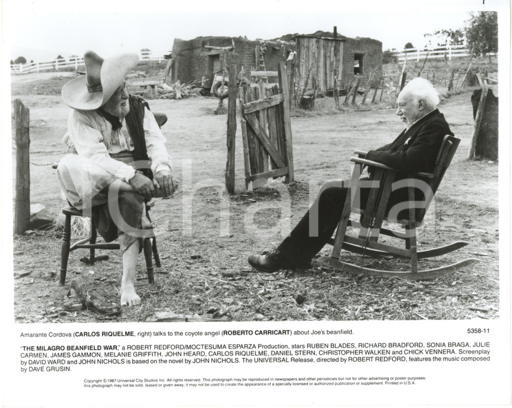 1988 CINEMA "The Milagro Beanfield War" Roberto CARRICART Carlos RIQUELME *Foto Fotografia di agenzia.CONDIZIONI: G FORMATO: 25x20 cm    originale e autentica 1