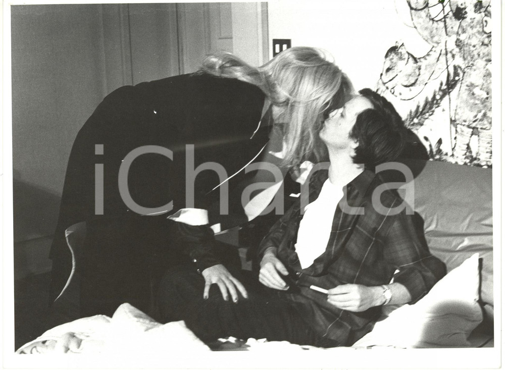 1986 RAI CINEMA Mara VENIER bacia Lino CAPOLICCHIO sul set di "Atelier" - Foto