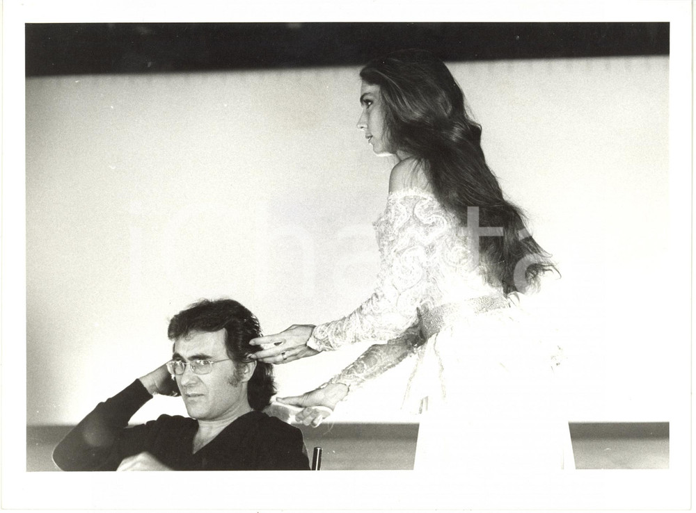 Fotografia d epoca originale 1985 ca COSTUME Romina POWER assiste Al BANO in camerino  Fotografia 24x18 cm 1