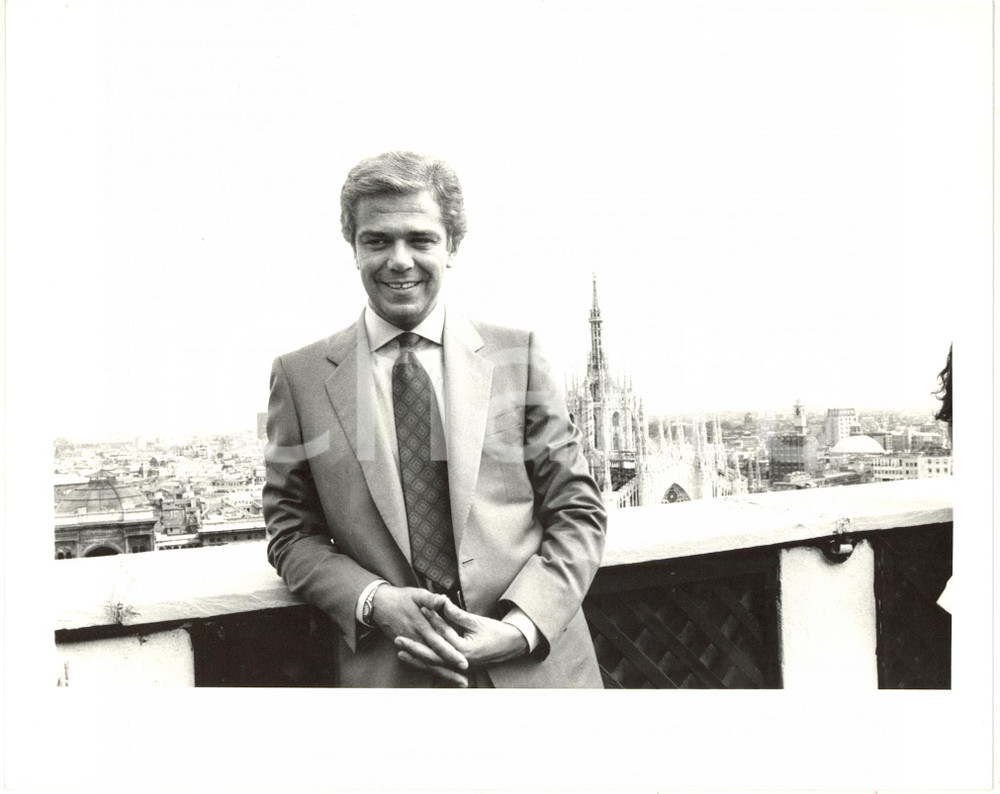 1990 ca MILANO Ritratto del giornalista Cesare CADEO con il Duomo *Foto