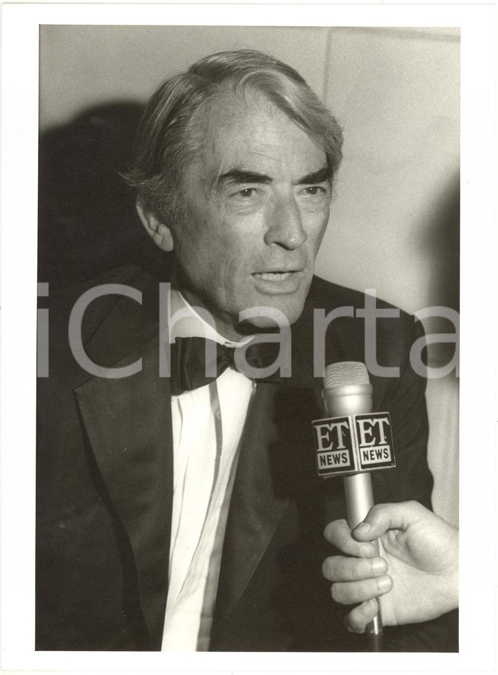 Fotografia d epoca originale 1985 ca CINEMA Gregory PECK intervistato da ET NEWS Foto 18x24 cm 1