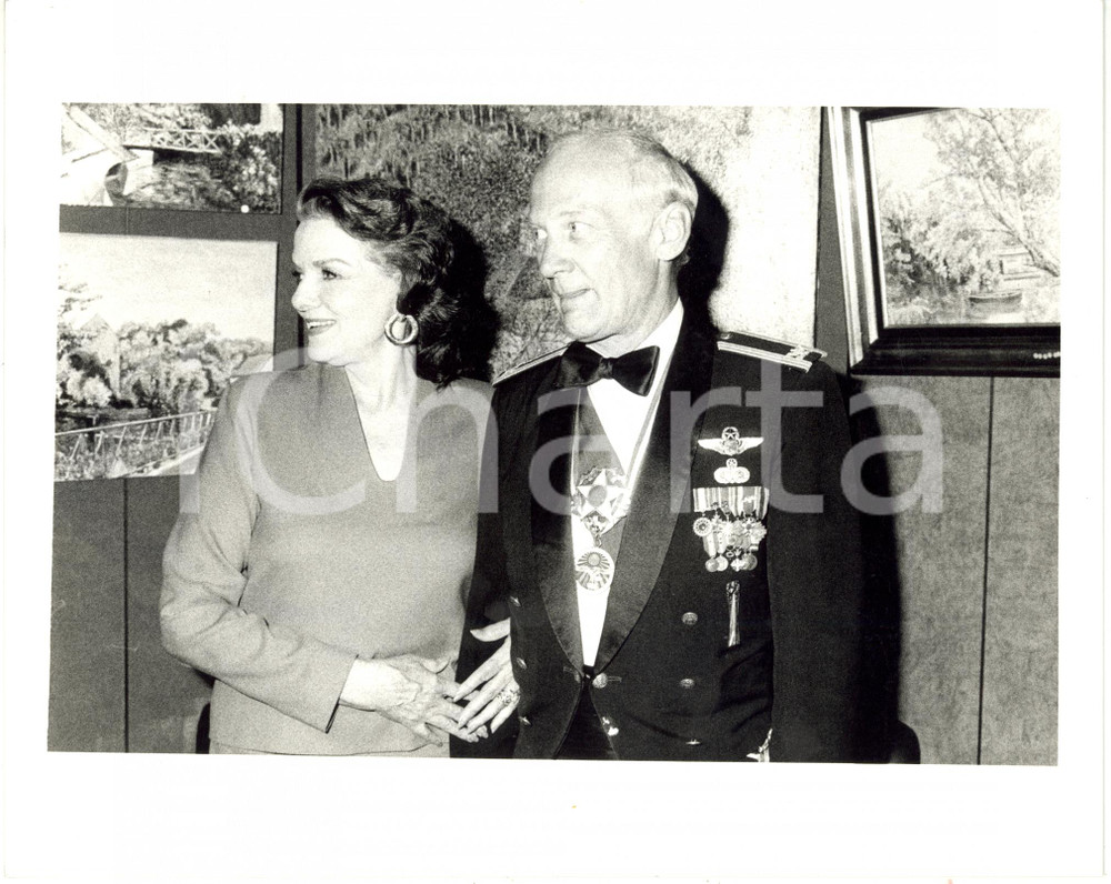 1990 ca USA COSTUME Jane RUSSELL con l'astronauta Buzz ALDRIN - Ritratto *Foto 