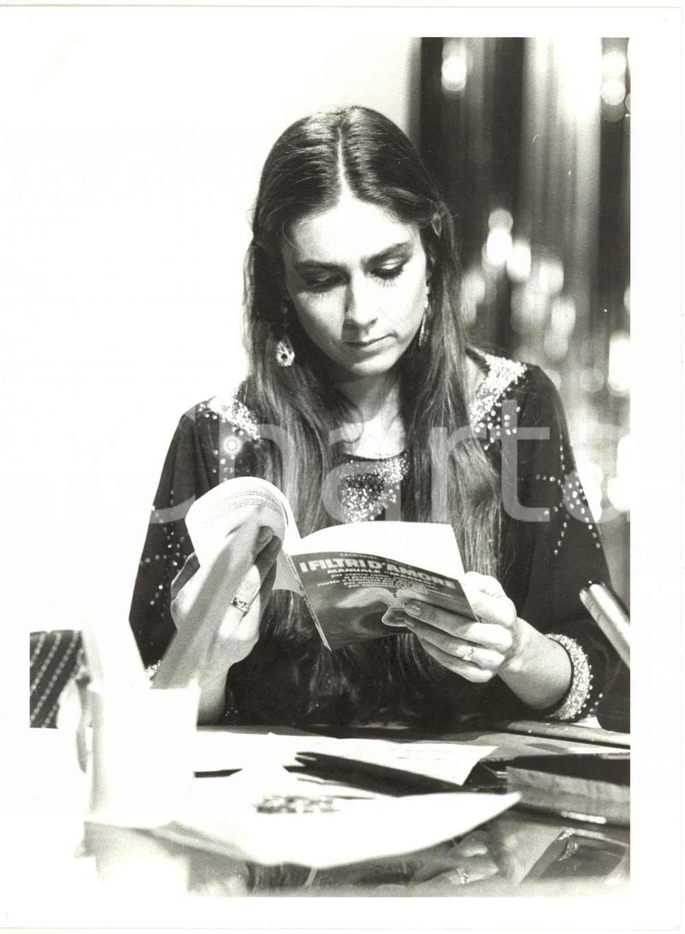 1985 ca COSTUME Romina POWER legge libro "I filtri d'amore" Foto 18x24 cm