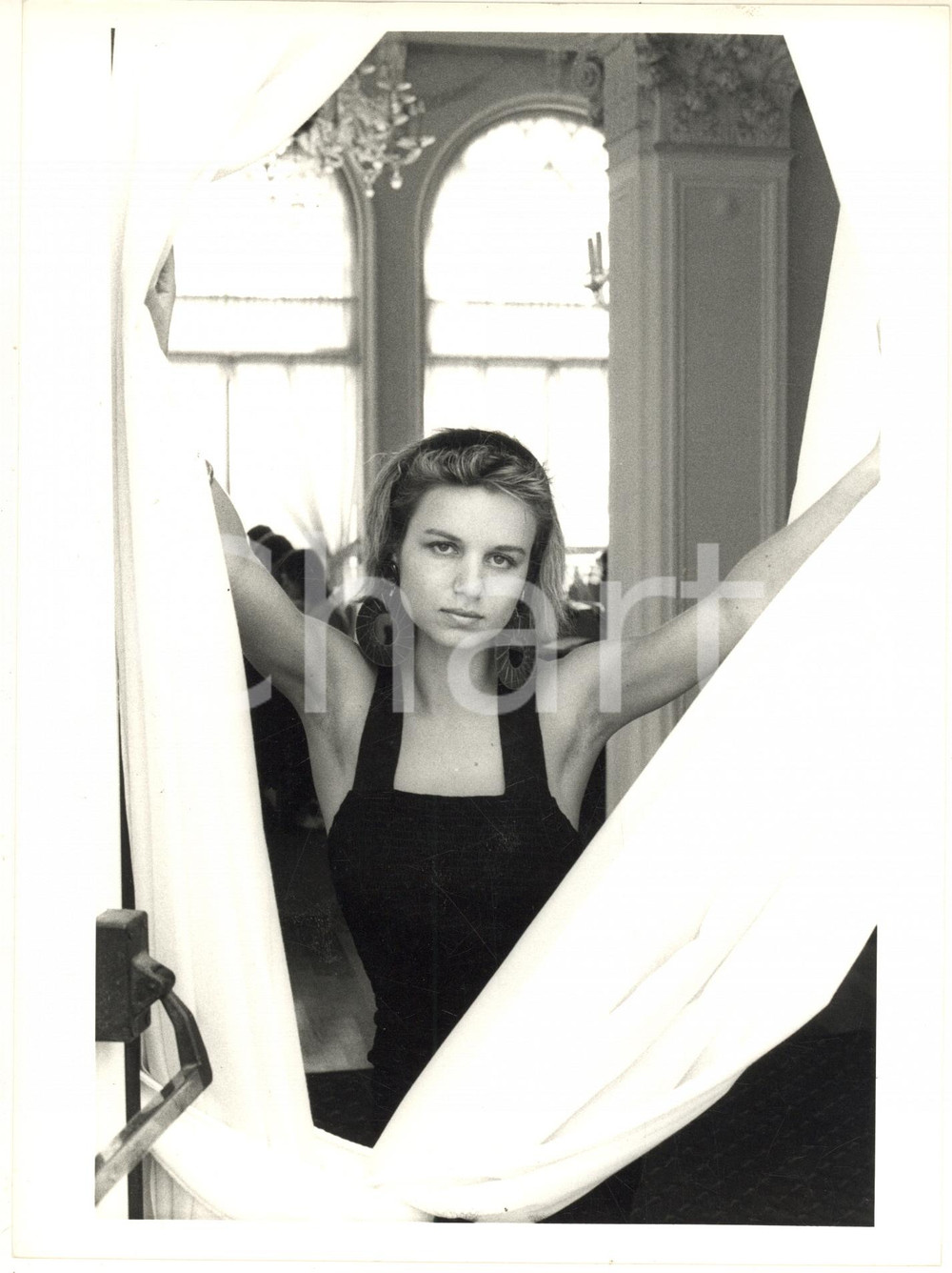 Fotografia d epoca originale 1985 ca CINEMA Ritratto di Fabienne BABE alla finestra  Foto 18x24 1