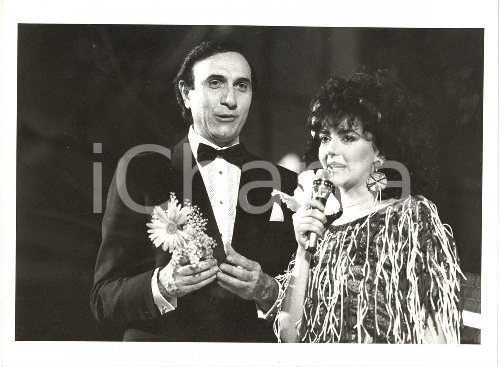 Fotografia d epoca originale 1984 FESTIVAL DI SANREMO Pippo BAUDO e FIORDALISO sul palco Foto 24x18 1