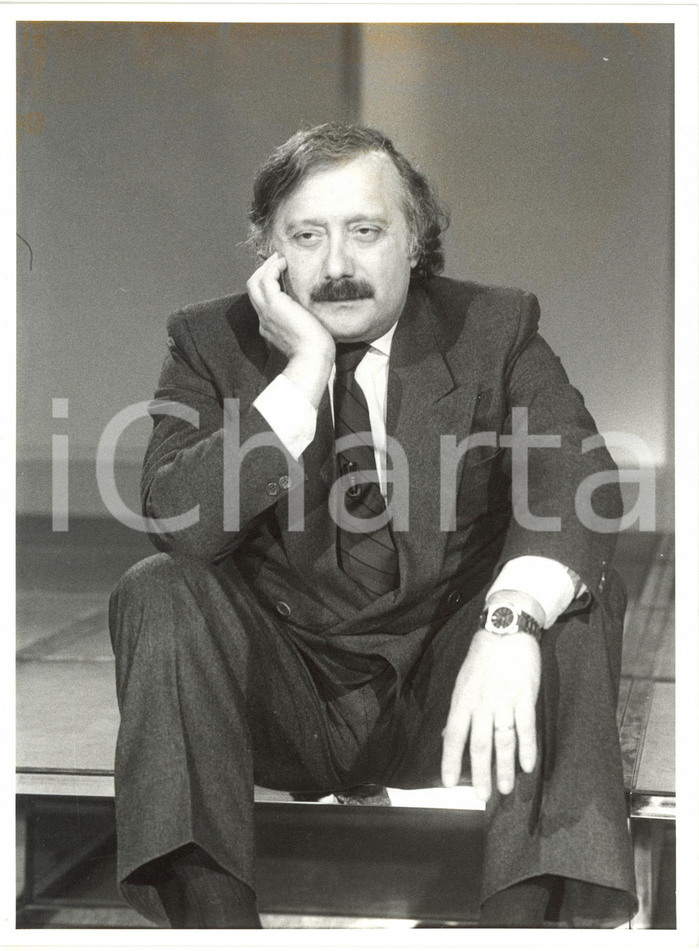 Fotografia d epoca originale 1985 ca RAI  BLITZ Ritratto di Gianni MINA  durante un pausa Foto 18x24 cm 1