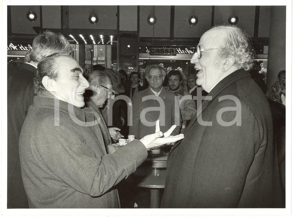1985 ca VENEZIA COSTUME Gaetano AFELTRA e Giovanni SPADOLINI discutono al bar