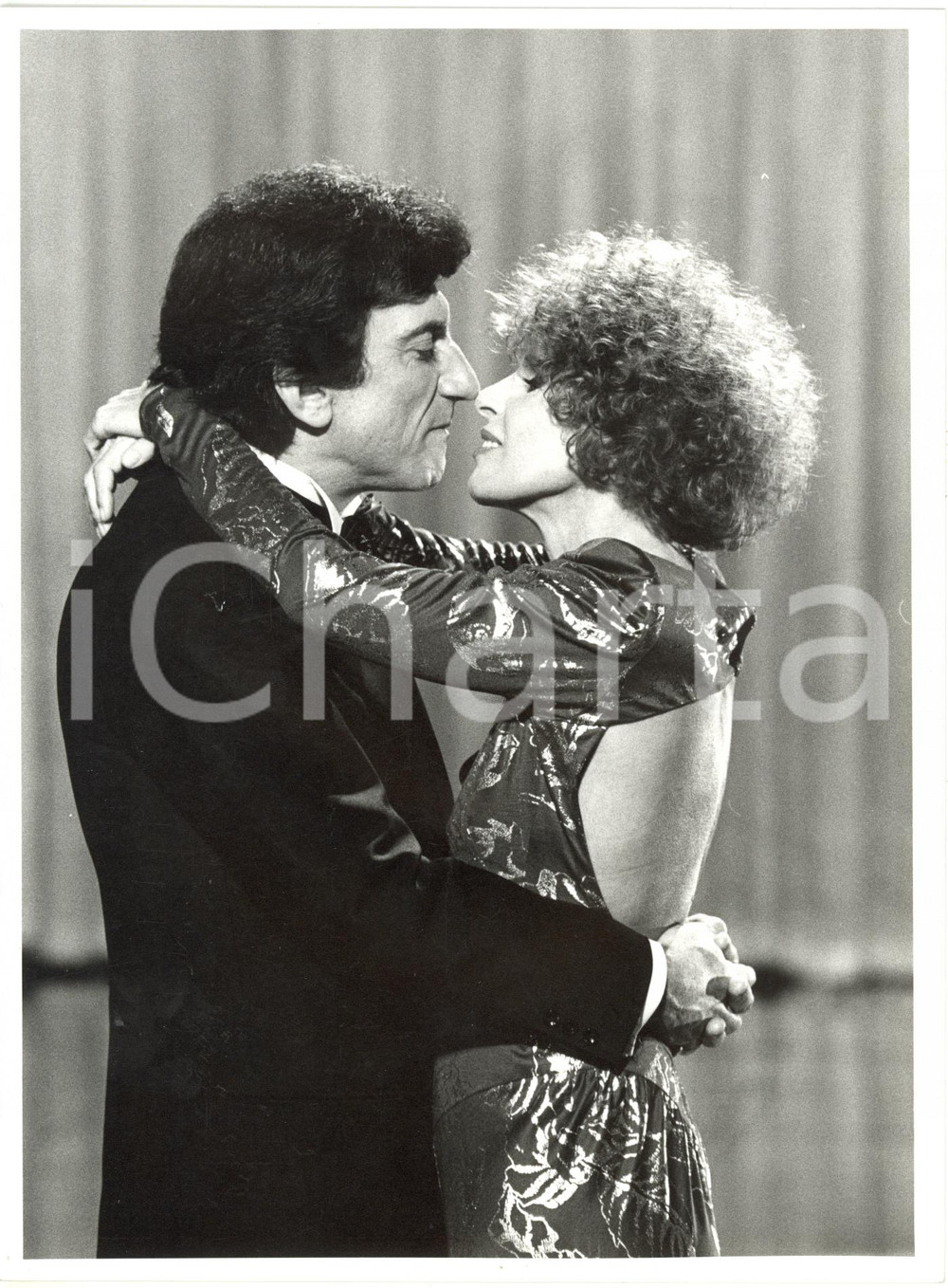 Fotografia d epoca originale 1979 RAI UNO Io a modo mio  Gigi PROIETTI e Ornella VANONI abbracciati Foto 1