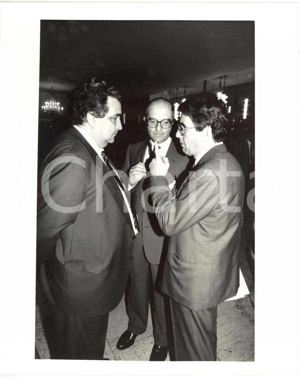 1990 ca MILANO COSTUME - CENTROMARCA Abel AGANBEGYAN parla con Vittorio MERLONI