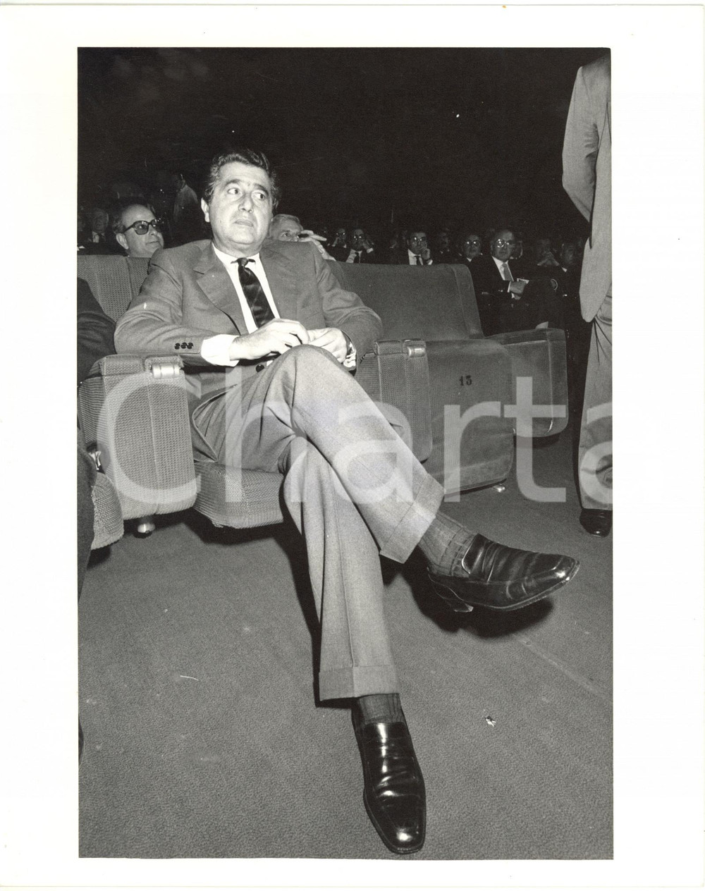 1990 ca MILANO COSTUME Carlo DE BENEDETTI in platea durante una conferenza *Foto
