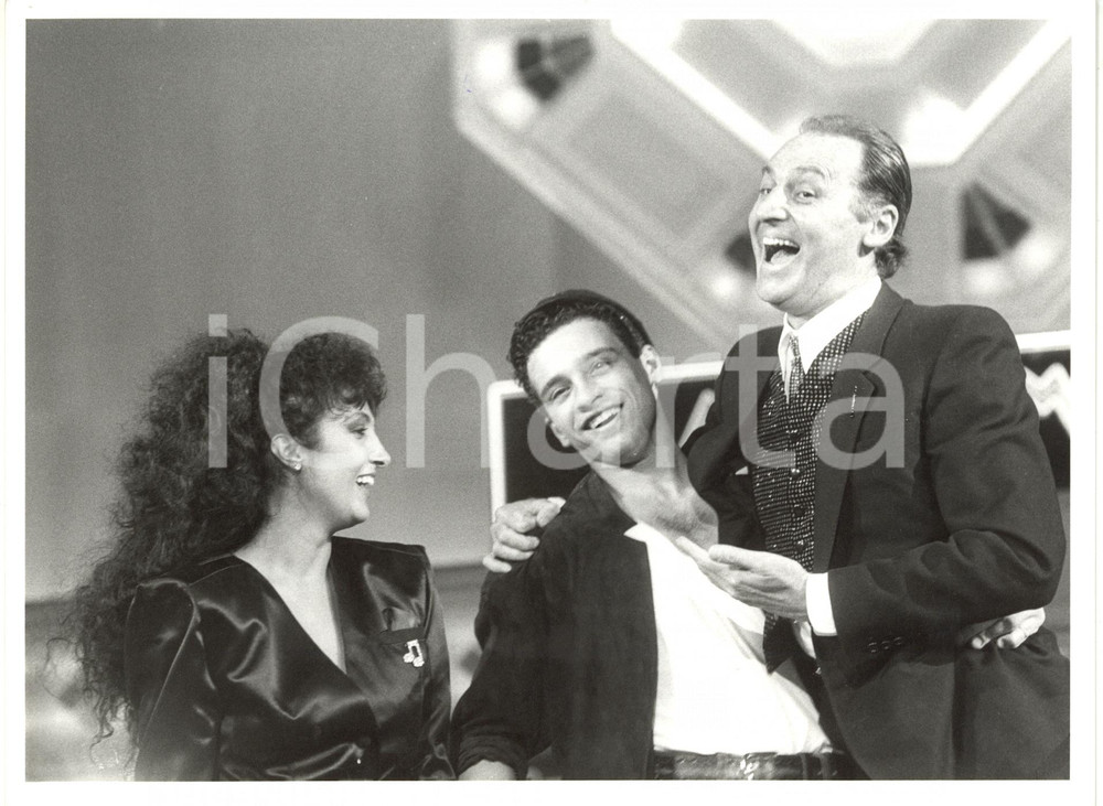 1986 FESTIVAL DI SANREMO - Marcella BELLA Eros RAMAZZOTTI Renzo ARBORE (1) Fotografia di agenzia. CONDIZIONI: G (minimo segno di inchiostro blu nella parte superiore)FORMATO: 24x18 cm     originale e autentica 1