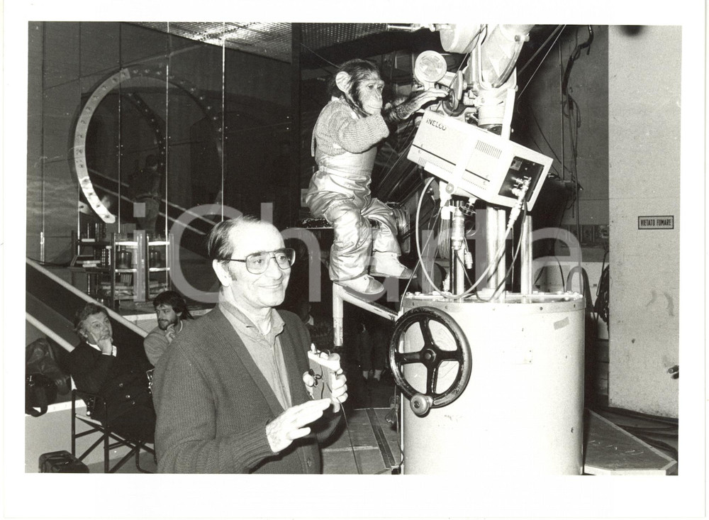 1985 RAI DUE "Il tastomatto" - Enzo TRAPANI dietro le quinte con la scimmia LOLA