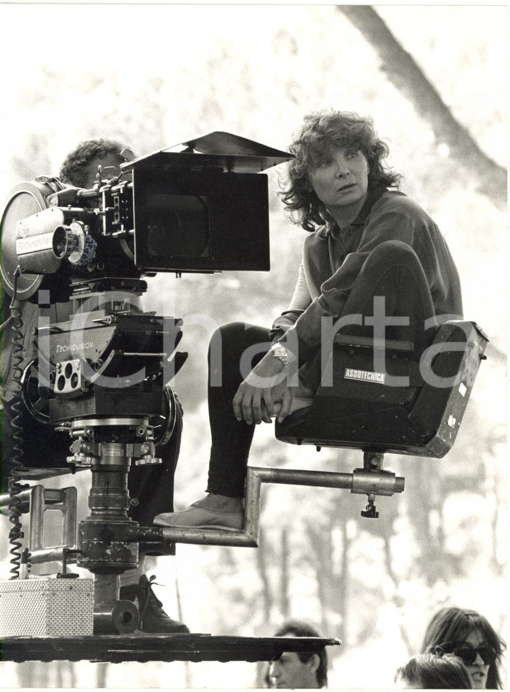 1990 ca CINEMA La regista Diane KURYS dietro la macchina da presa *Foto 18x24 cm