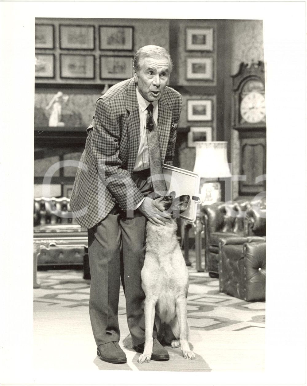 1987 RAI DUE "Giallo" - Enzo TORTORA in scena con un cane - Foto 20x25