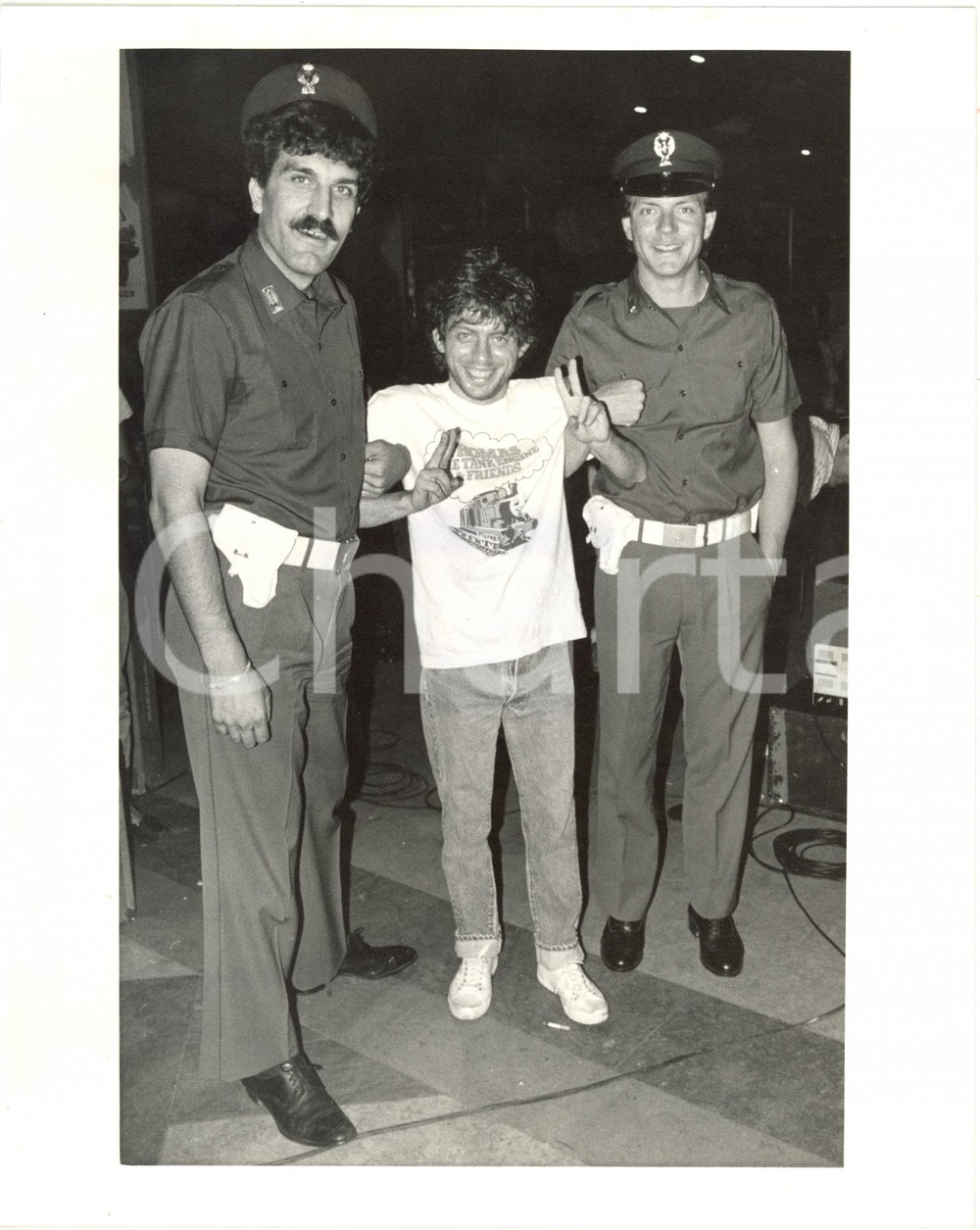 1985 ca TEATRO Il comico Paolo ROSSI scortato dalla Polizia (2) *Foto