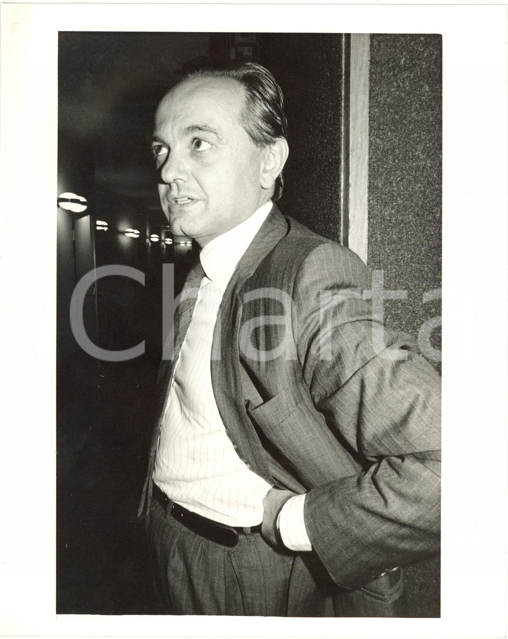1985 ca ITALIA COSTUME Mario DEAGLIO Ritratto del giornalista  *Foto 20x25 cm