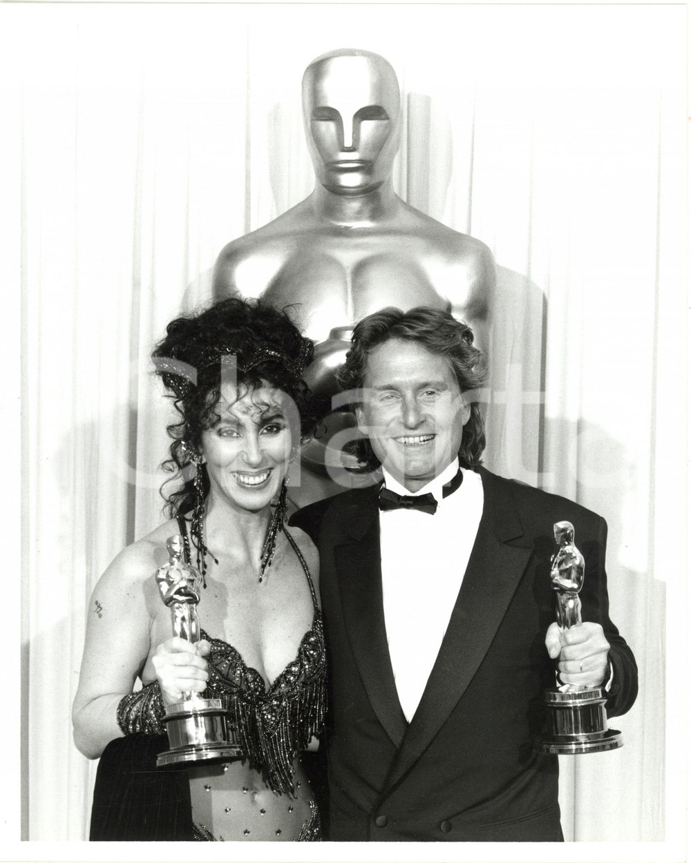1988 CINEMA 60° ACADEMY AWARDS - CHER e Michael DOUGLAS con il premio Oscar