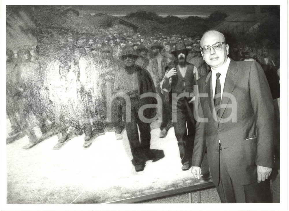 1985 ca MILANO Pinacoteca di BRERA Bettino CRAXI posa con il quadro La Fiumana