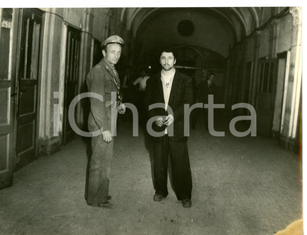 1949 MILANO "Banda dell'Aprilia nera" - Ezio BARBIERI nel carcere di San Vittore Fotografia d'epoca. CONDIZIONI:POOR/danneggiato macchia all'angolo inferiore destro; bassa qualità di stampaFORMATO: 24x18 cm originale e autentica 1