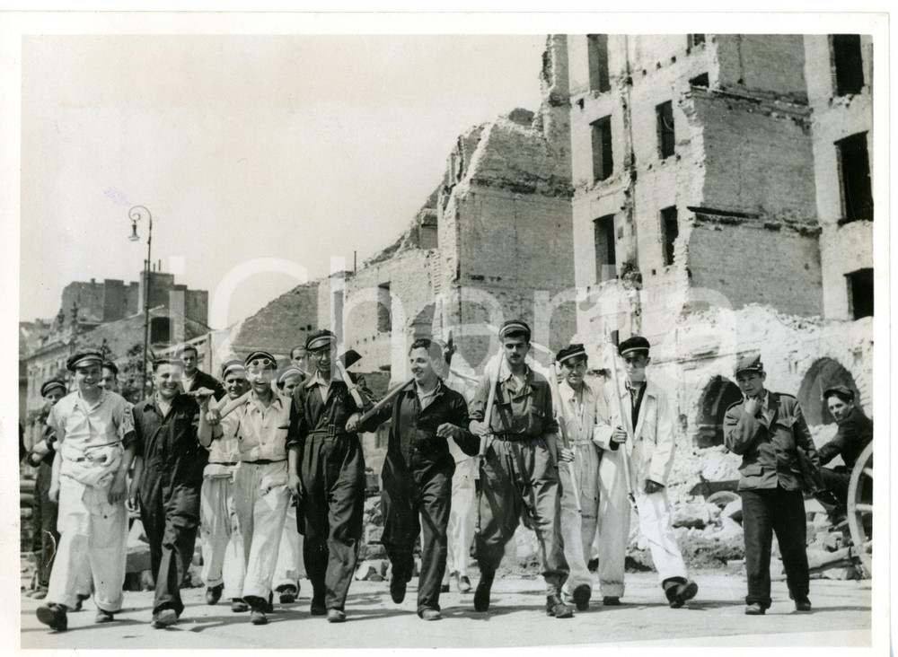 1946 WARSAW Jerusalem Avenue - Polish students during re-building programme FOTO