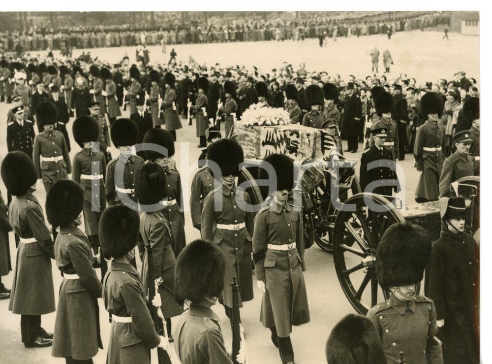 1953 LONDON Funeral of Queen Mary - Royal guardsmen on the side of coffin *Foto