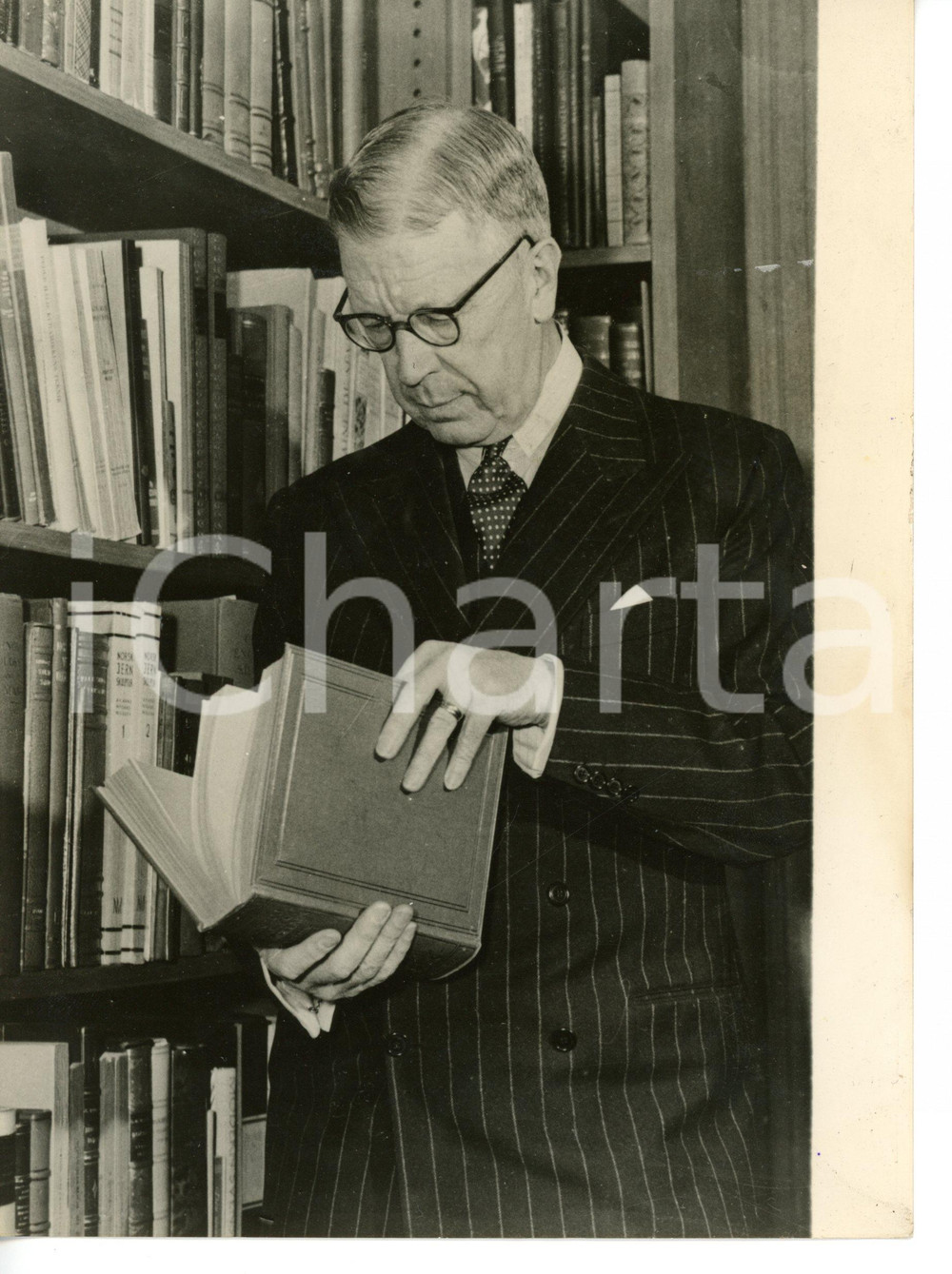 1940 STOCKHOLM Royal Palace - Gustaf VI Adolf of SWEDEN in the library *Foto 