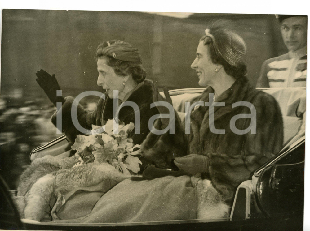 1952 COPENAGHEN Louise of SWEDEN and Ingrid of DENMARK during state drive *Foto