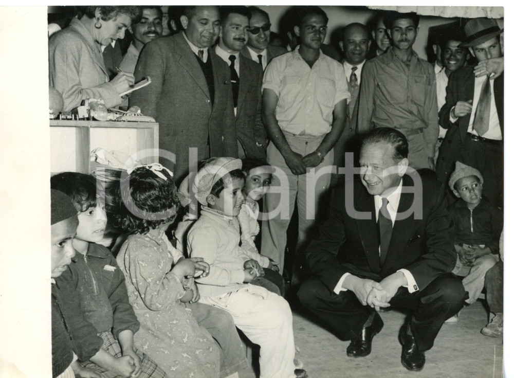 1956 JERUSALEM Giv'at Ye'arim - Dag HAMMARSKJOLD talking with children *Foto 