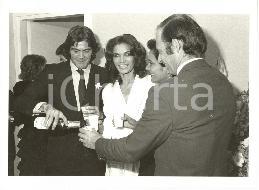 1984 SANREMO Lorenzo RIPOLI e la sorella Sonia brindano con Florinda BOLKAN (2)