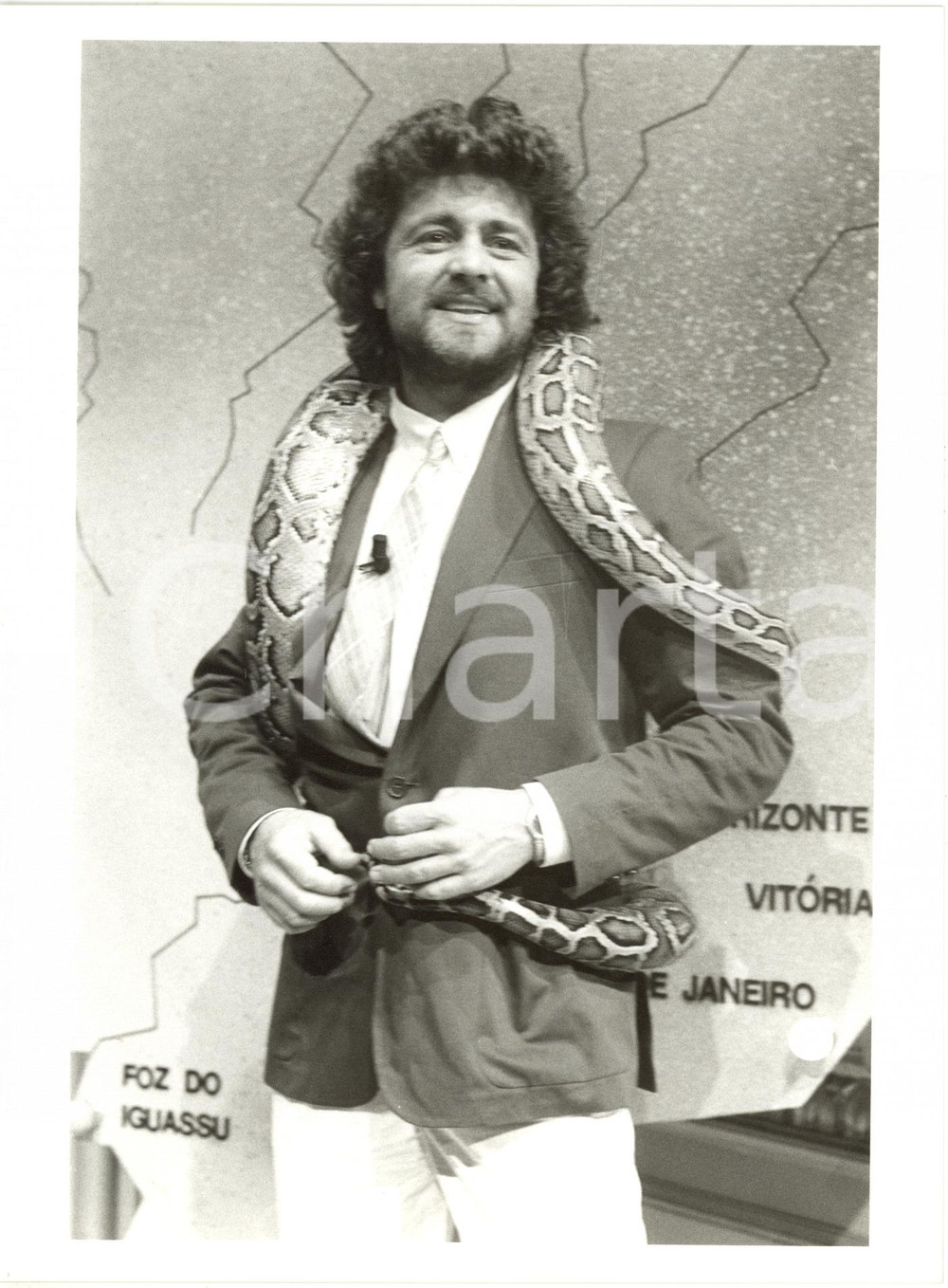 1984 RAI UNO "Te lo do io il Brasile" - Beppe GRILLO in scena con un boa *Foto 