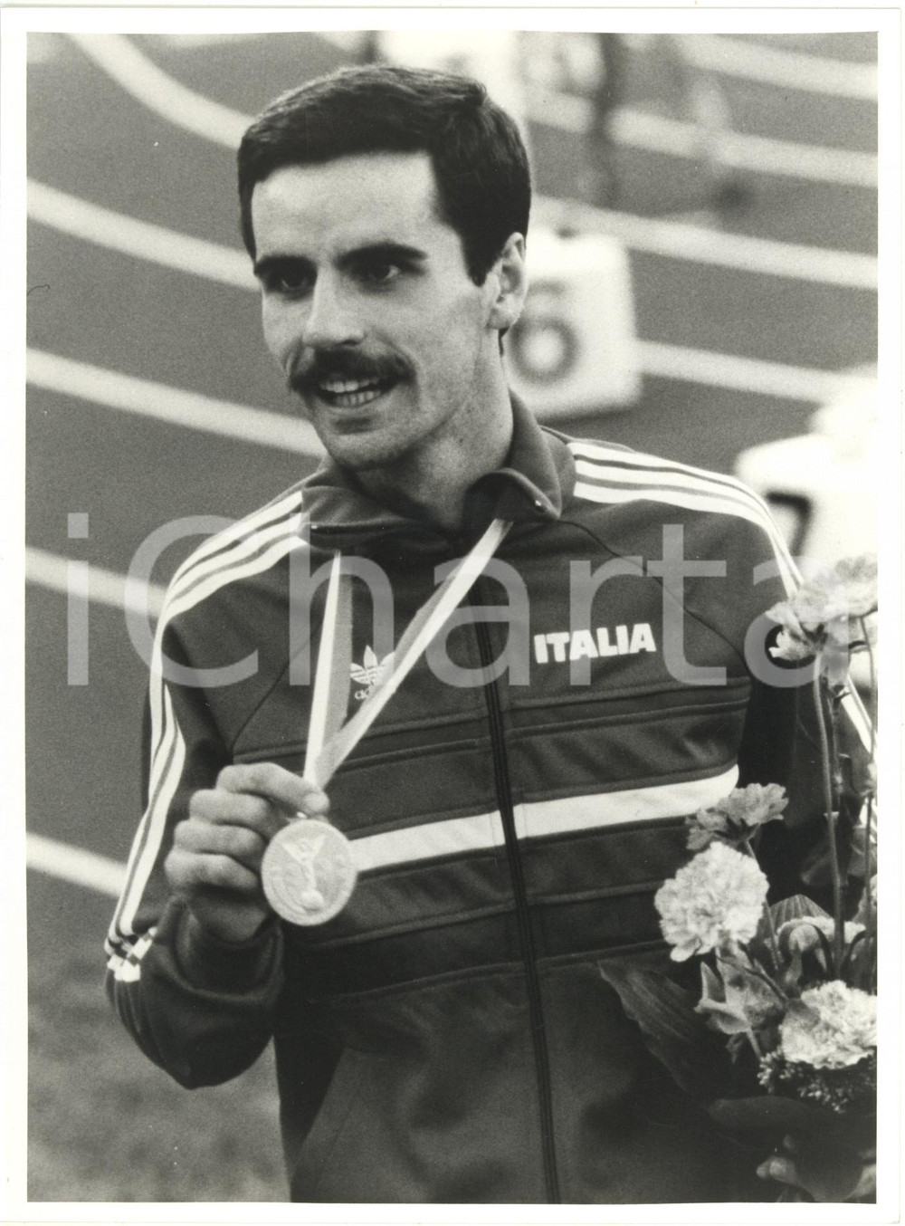 1983 HELSINKI Mondiali atletica leggera - Alberto COVA mostra medaglia d'oro
