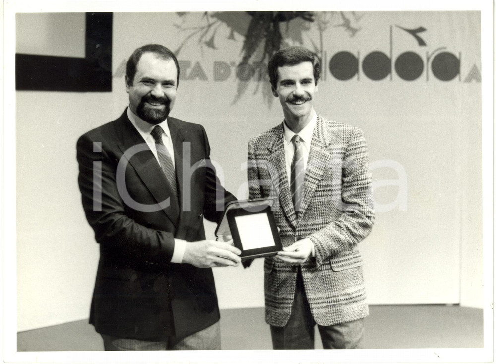 1985 ca ITALIA SPORT - Alberto COVA riceve il premio "Atleta d'oro Diadora" 