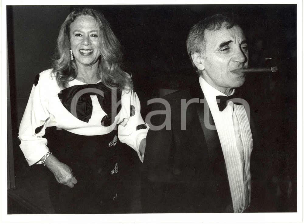 1985 ca COSTUME - Charles AZNAVOUR fuma il sigaro - Ritratto *Foto