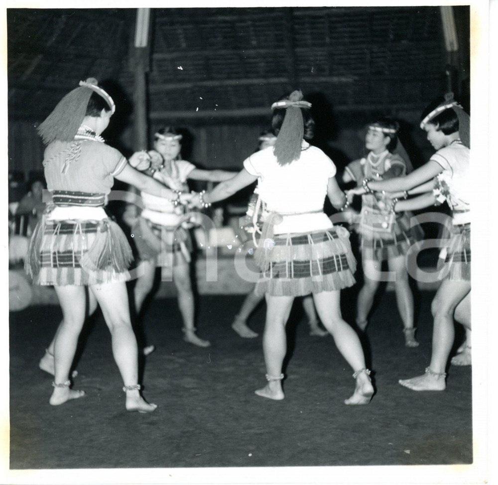 1968 HUALIEN (TAIWAN) Amis people dancing in traditional costume - Photo 12x12