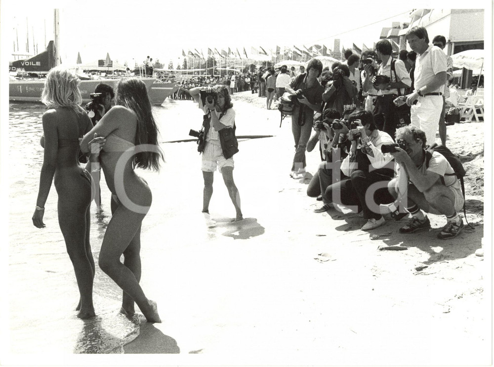 1990 ca CANNES LA CROISETTE - Modelle posano in bikini sexy sulla spiaggia 