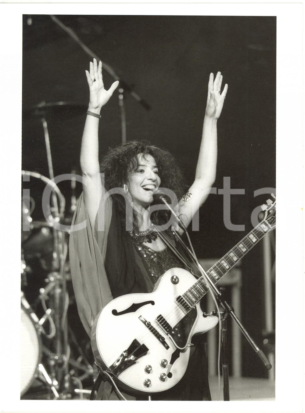 1985 ca ITALIA MUSICA - La cantautrice Teresa DE SIO durante un concerto *Foto