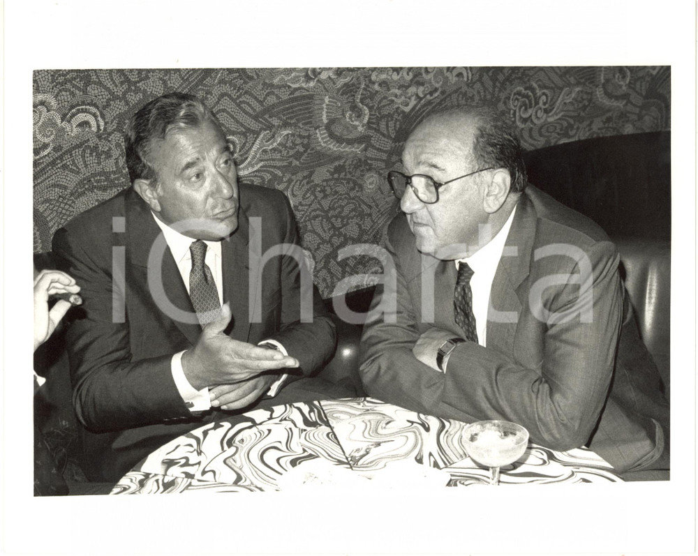 1985 ca ITALIA COSTUME - Biagio AGNES discute con Giuseppe ROSSINI *Foto 25x20