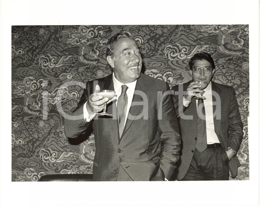 1985 ca ITALIA COSTUME - Direttore generale RAI Biagio AGNES con un cocktail (2)