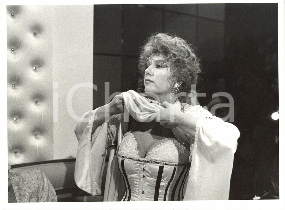 1986 RAI UNO "Io a modo mio" - Stefania SANDRELLI si spoglia in uno sketch (2)