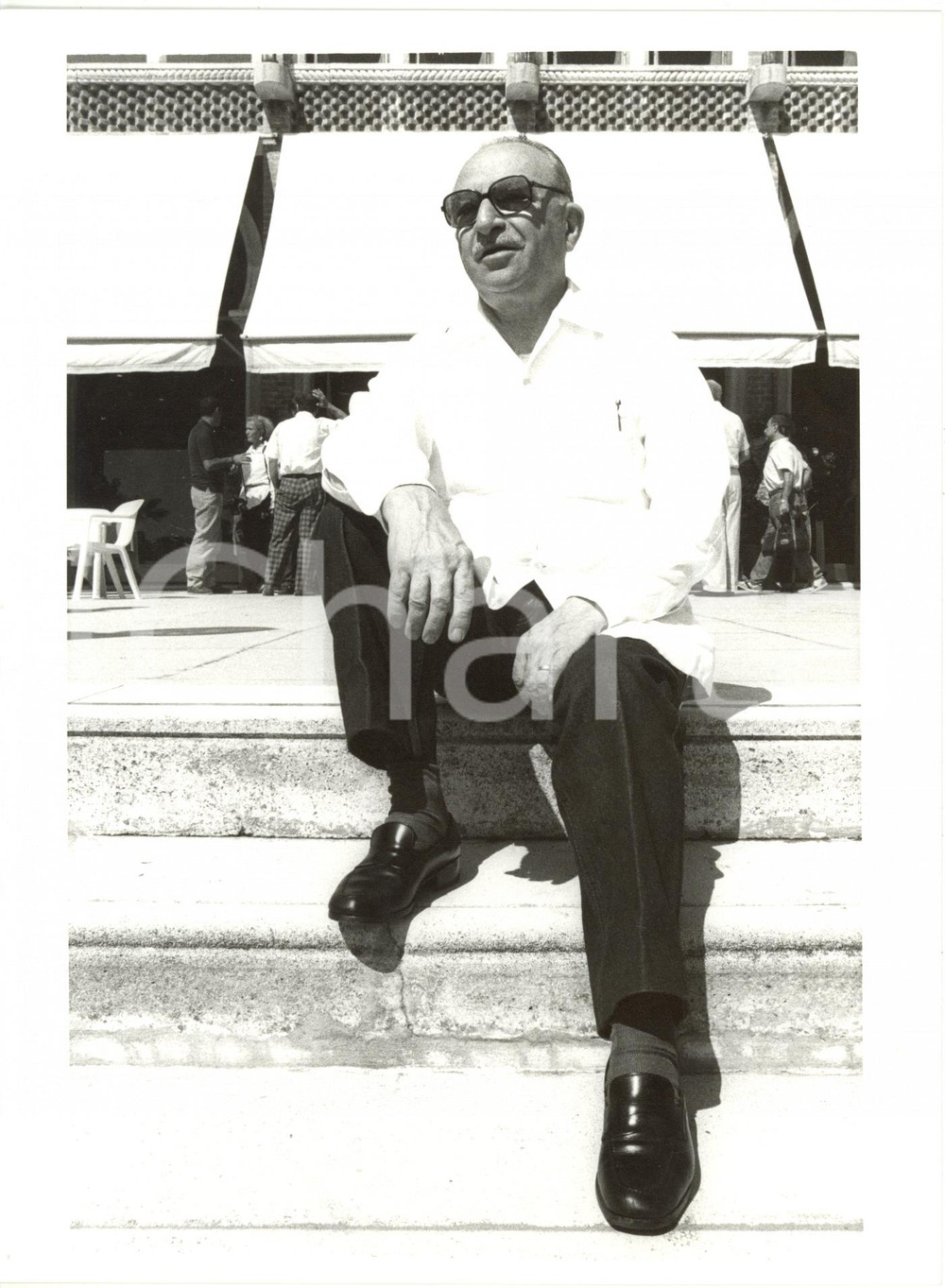 1985 ca ITALIA COSTUME - Ritratto regista Alberto LATTUADA su scalinata *Foto