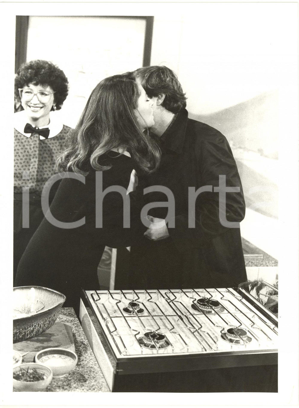 1985 RAI DUE "Che fai, mangi?" - Laura LATTUADA bacia Giovanni MINOLI *Foto 
